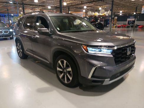 Used 2025 Honda Pilot Touring image 1