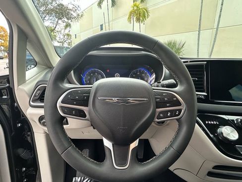 Used 2024 Chrysler Pacifica Touring-L FWD image 19