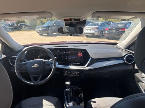 Used 2025 Chevrolet Trax LT image 31