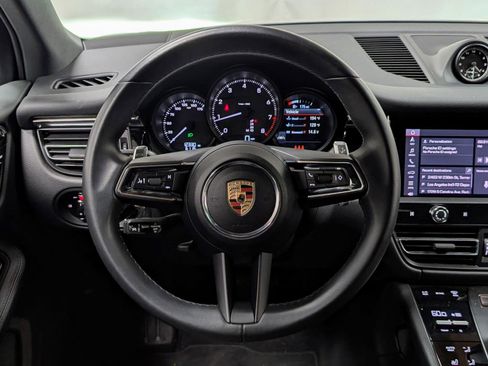 Used 2025 Porsche Macan image 32