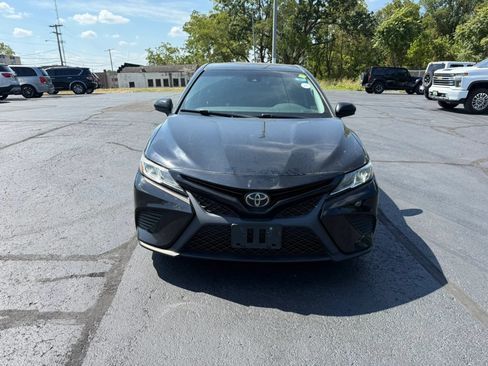 Used 2019 Toyota Camry SE FWD image 2