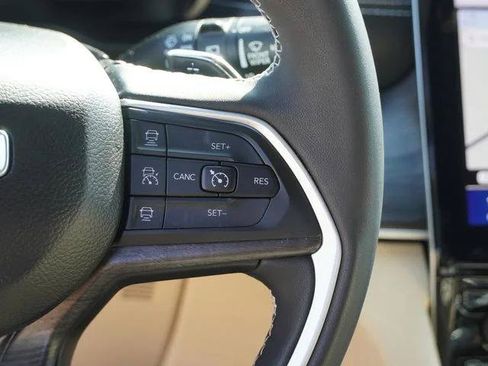 Used 2023 Jeep Grand Cherokee Limited AWD/4WD image 27