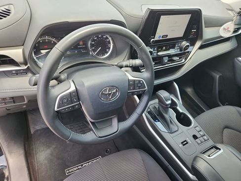 Used 2023 Toyota Highlander LE FWD image 10