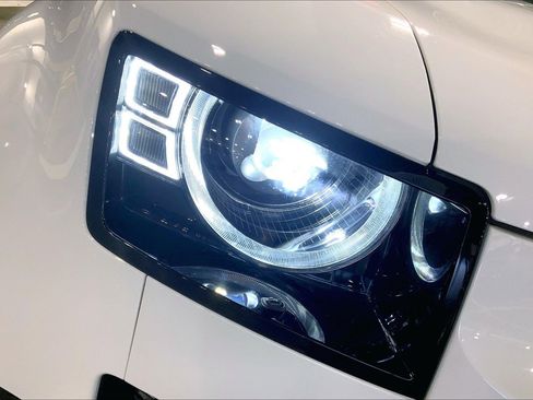Used 2025 Land Rover Defender 130 X-Dynamic SE image 27