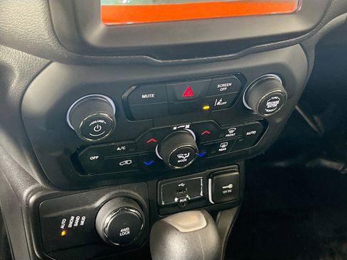 Used 2022 Jeep Renegade Altitude w/ Convenience Group image 16