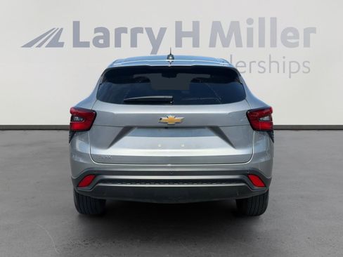 Used 2025 Chevrolet Trax LS w/ Driver Confidence Package FWD image 4