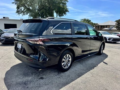Used 2025 Toyota Sienna XLE FWD image 9