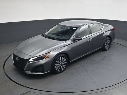 Used 2025 Nissan Altima 2.5 SV FWD image 28