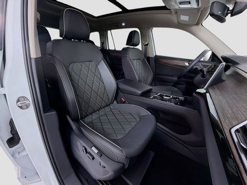 Used 2025 Volkswagen Atlas SEL Premium R-Line image 32