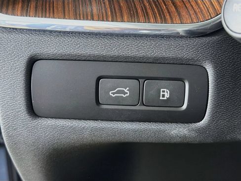 Certified 2023 Volvo XC60 T8 Plus AWD/4WD image 10