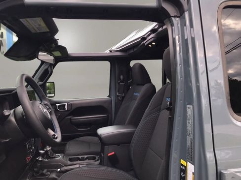Used 2025 Jeep Wrangler Unlimited Rubicon 4xe w/ Convenience Group AWD/4WD image 31