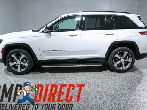 Used 2023 Jeep Grand Cherokee Limited w/ Trailer Tow Prep Group (B) AWD/4WD image 10