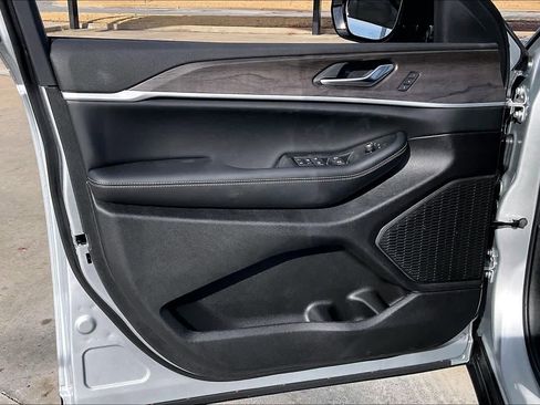 New 2025 Jeep Grand Cherokee L Limited image 10