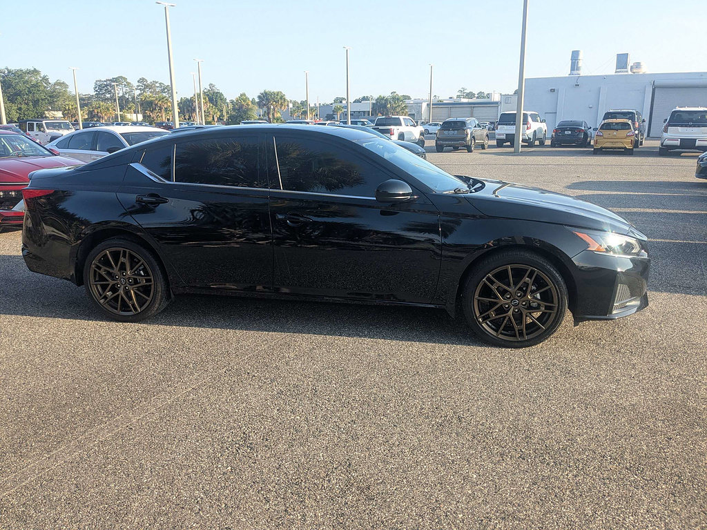Used 2025 Nissan Altima 2.5 SR w/ SR Premium Package AWD/4WD image 3