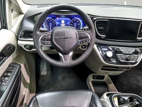 Used 2023 Chrysler Pacifica Touring-L FWD image 13