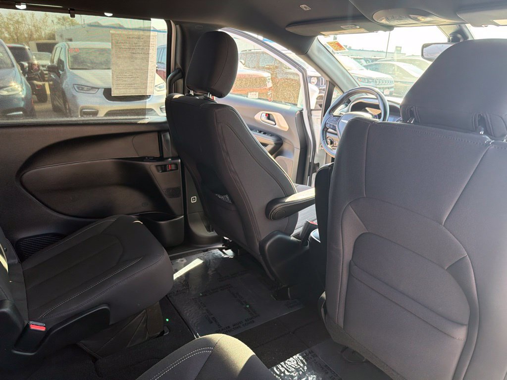 Used 2019 Chrysler Pacifica Touring Plus w/ S Appearance Package FWD image 29