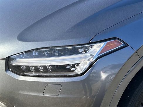 Used 2017 Volvo XC90 T5 Momentum w/ Vision Package image 9