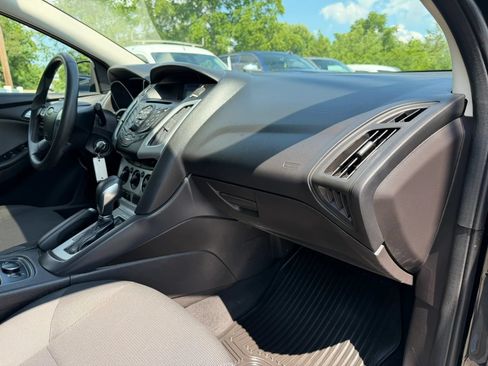 Used 2014 Ford Focus SE w/ SE Winter Package FWD image 12