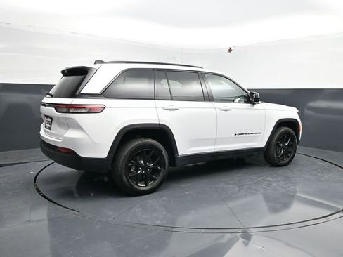 Used 2025 Jeep Grand Cherokee Altitude AWD/4WD image 9