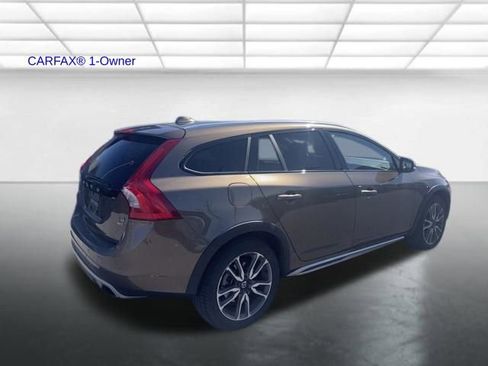 Used 2017 Volvo V60 T5 Cross Country image 9
