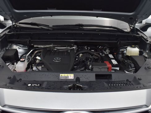 Used 2024 Toyota Highlander XLE image 24