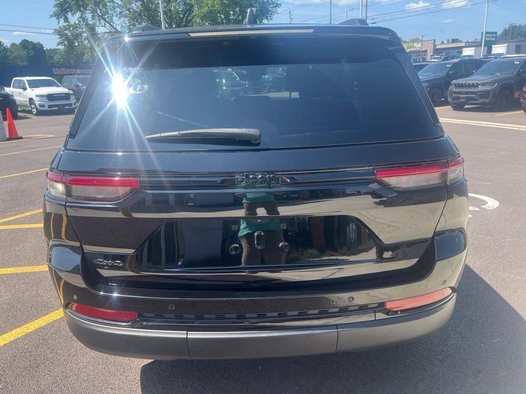 Used 2023 Jeep Grand Cherokee Altitude AWD/4WD image 9