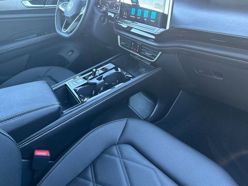 Used 2025 Volkswagen Atlas Cross Sport SE image 32