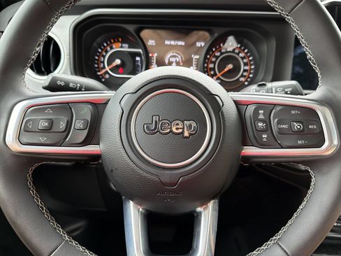 Used 2025 Jeep Wrangler Unlimited Sahara AWD/4WD image 13