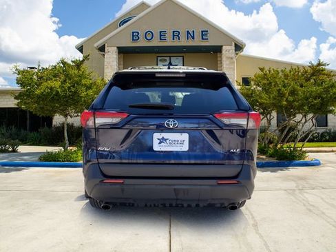 Used 2023 Toyota RAV4 XLE Premium image 4