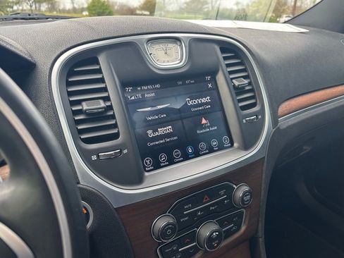 Used 2017 Chrysler 300 C Platinum w/ Safetytec Plus Group RWD image 29