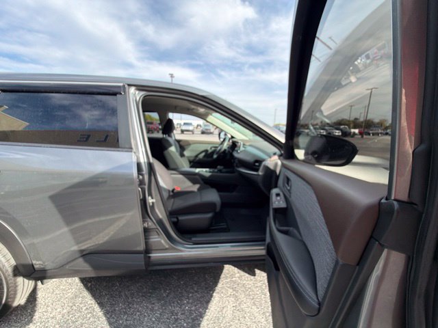 Used 2021 Nissan Rogue S FWD image 18