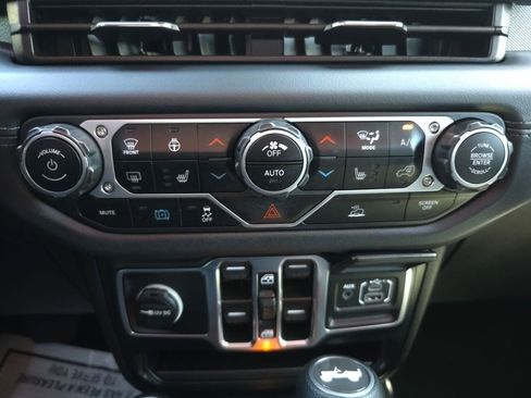 Used 2025 Jeep Wrangler Unlimited Sahara AWD/4WD image 26