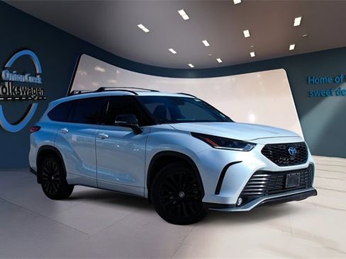 Used 2023 Toyota Highlander XSE image 2