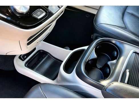 Used 2024 Chrysler Pacifica Touring-L FWD image 28