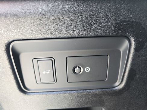 Used 2025 Land Rover Discovery Metropolitan Edition image 28