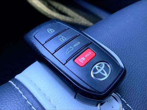 Used 2025 Toyota Camry SE w/ Convenience Package image 15