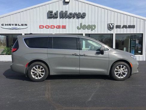 Used 2023 Chrysler Pacifica Touring-L image 2