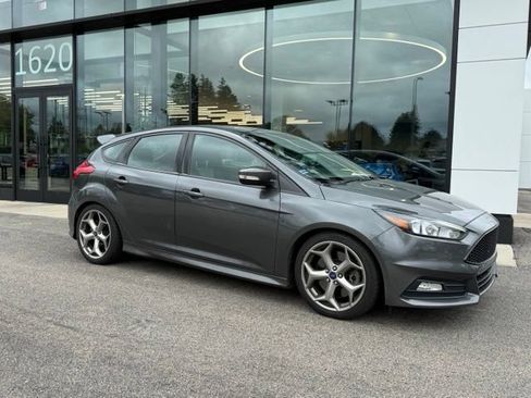 Used 2017 Ford Focus ST FWD image 2