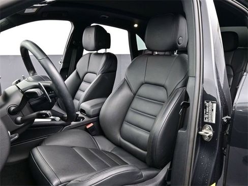Used 2025 Porsche Macan image 5