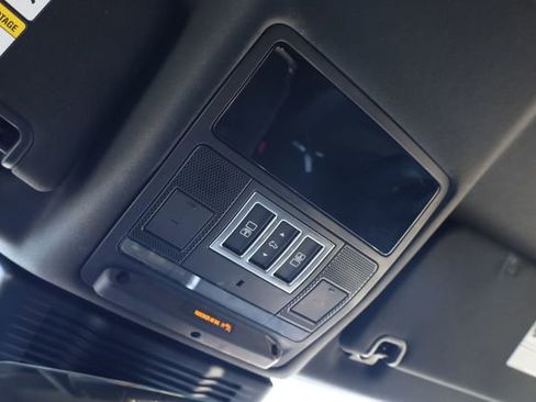 Used 2024 Land Rover Discovery Dynamic SE image 23