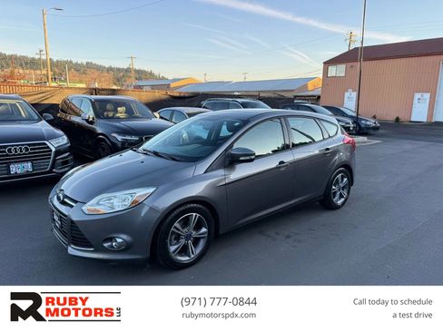 Used 2014 Ford Focus SE w/ SE Sport Package FWD image 1