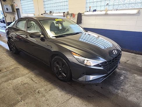 Used 2021 Hyundai Elantra SEL w/ Preferred Accessory Package FWD image 2