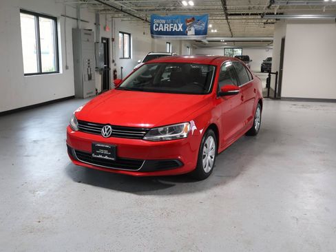 Used 2013 Volkswagen Jetta SE FWD image 2