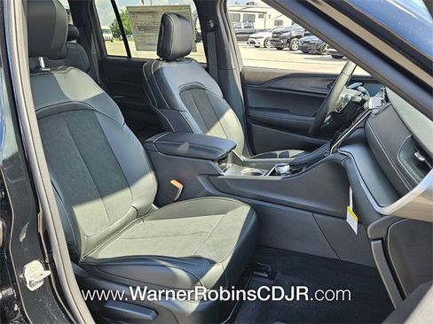 New 2025 Jeep Grand Cherokee Altitude image 16