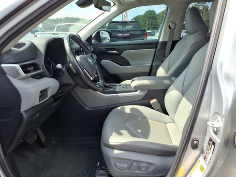 Used 2020 Toyota Highlander XLE FWD image 19