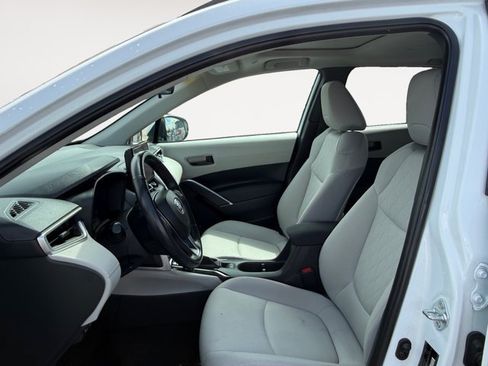 Used 2023 Toyota Corolla Cross LE w/ Moonroof Package AWD/4WD image 12