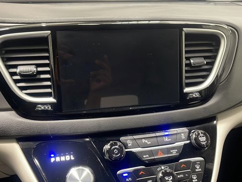 Used 2024 Chrysler Pacifica Touring-L FWD image 8