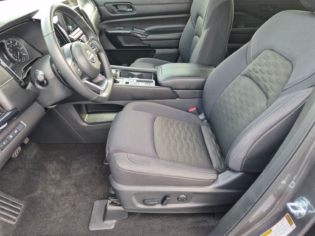 Used 2025 Nissan Pathfinder SV w/ SV Premium Package FWD image 11