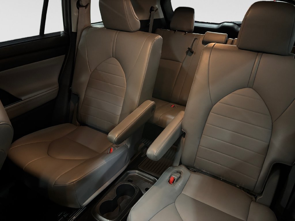 Used 2021 Toyota Highlander XLE FWD image 13
