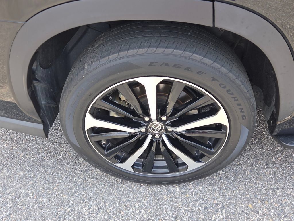 Used 2022 Toyota Highlander XSE FWD image 13